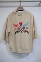T-shirt Minueto Bege com Bordados e Costas Ilustradas