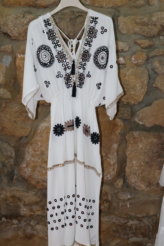 Vestido Longo Boho com Bordados e Lantejoulas