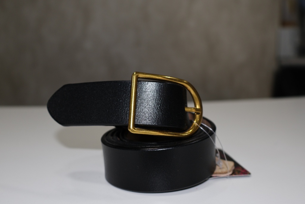 Cinto Black Essential: Fivela Ferradura Dourada