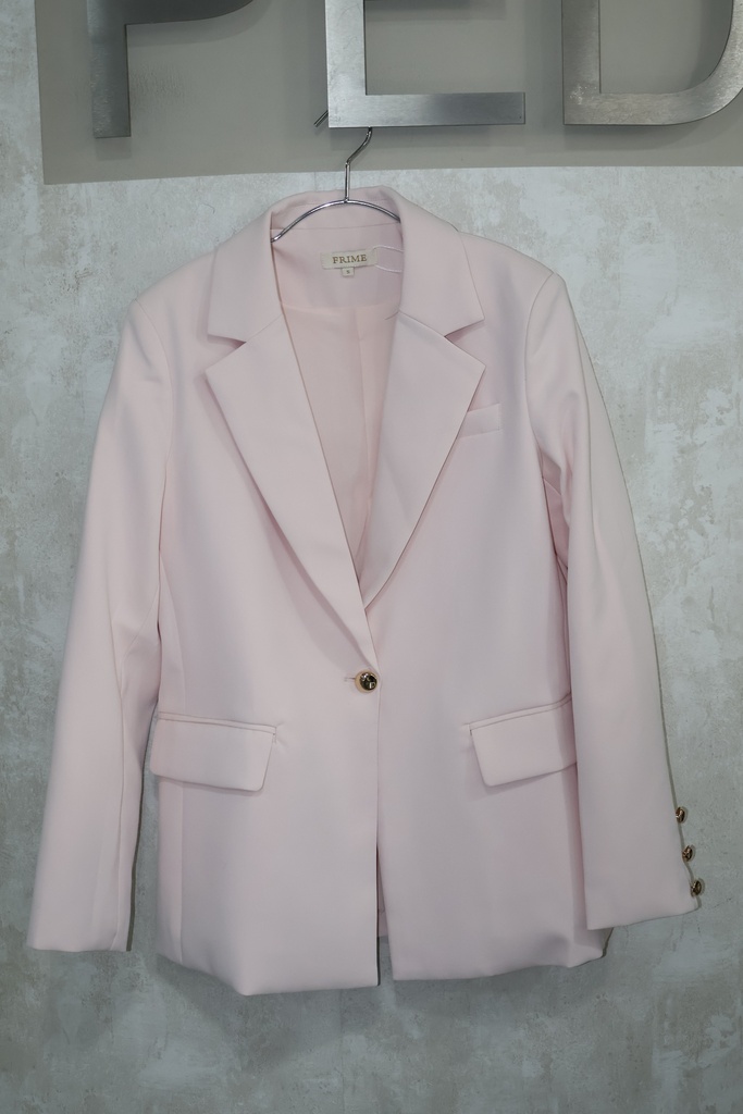 Blazer Pastel Power: Alfaiataria Estruturada & Botões Dourados