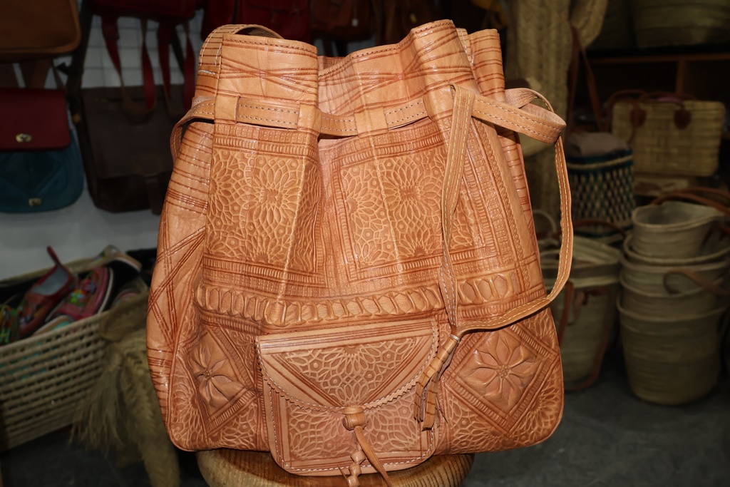 Mala Saco em Pele Camel com Padrões Gravados