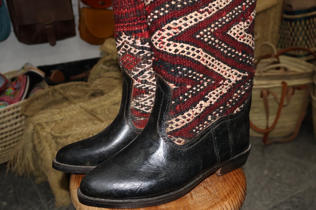 Botas em Pele Preta com Cano de Tecido Étnico