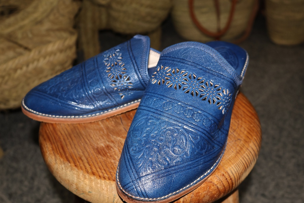 Mules em Pele Azul com Gravações e Recortes Florais