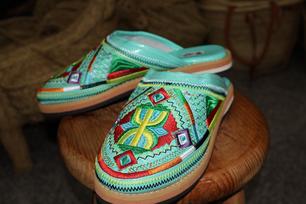 Mules Étnicos com Bordados Multicoloridos e Sola de Plataforma
