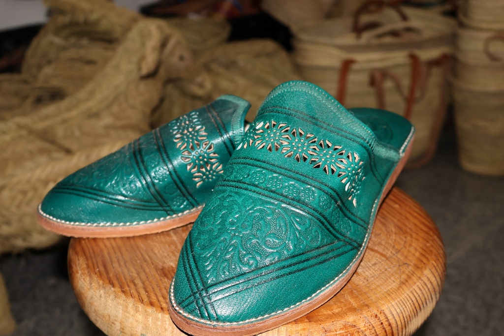 Mules em Pele Verde com Gravações e Recortes Florais