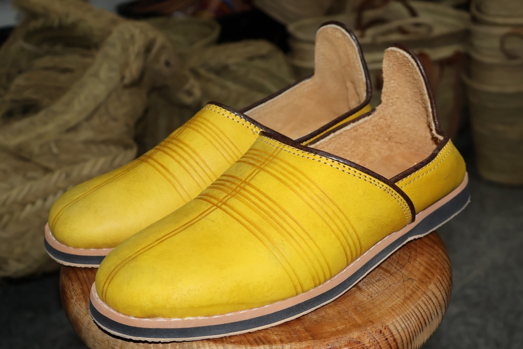 Sapatos Babucha em Pele Amarela com Detalhes Gravados
