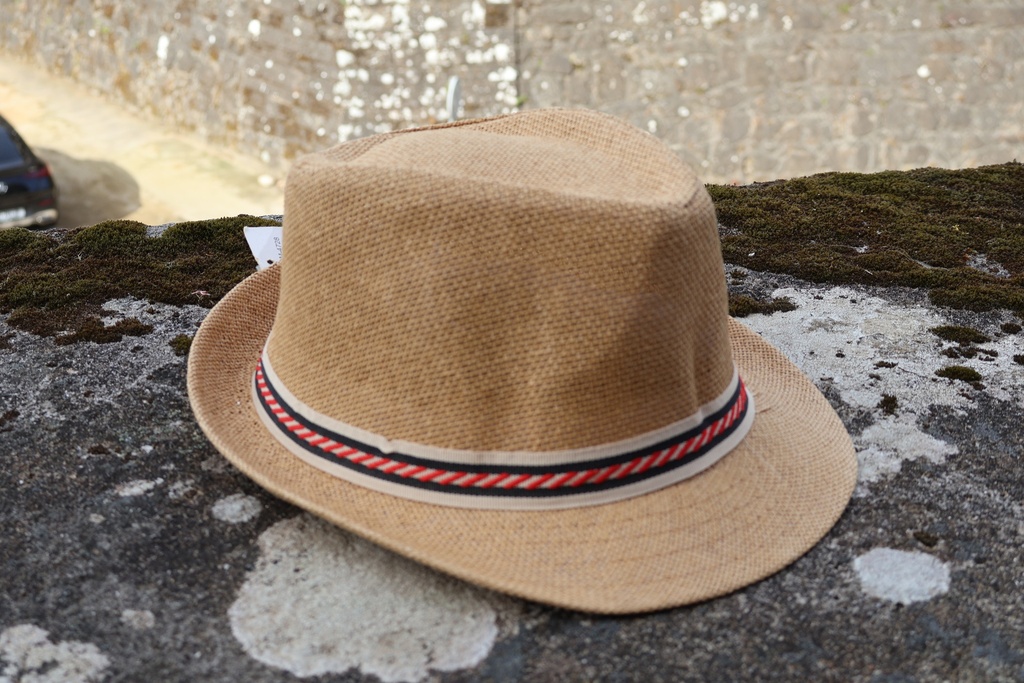 Chapéu Fedora com risca central vermelha