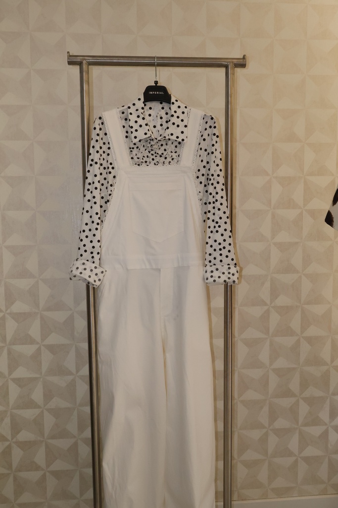 Conjunto de Jardineiras Brancas e Camisa às Bolinhas