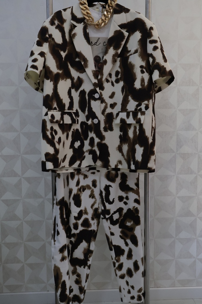Conjunto de Alfaiataria com Padrão Animal e Blazer de Manga Curta
