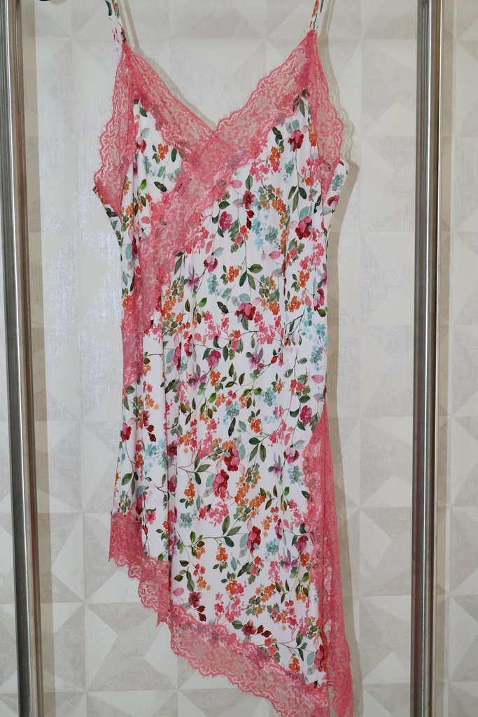 Vestido Estilo Lingerie Floral com Renda Rosa e Bainha Assimétrica