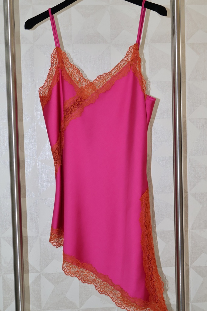 Camisola Assimétrica em Cetim Fuchsia com Renda Laranja