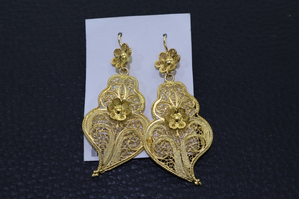 Brincos de Pendente Coração de Viana em Filigrana Dourada com Aplique de Flor