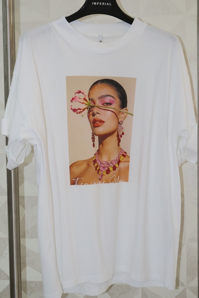 T-shirt Branca Oversized com Estampado Fotográfico e Brilhos