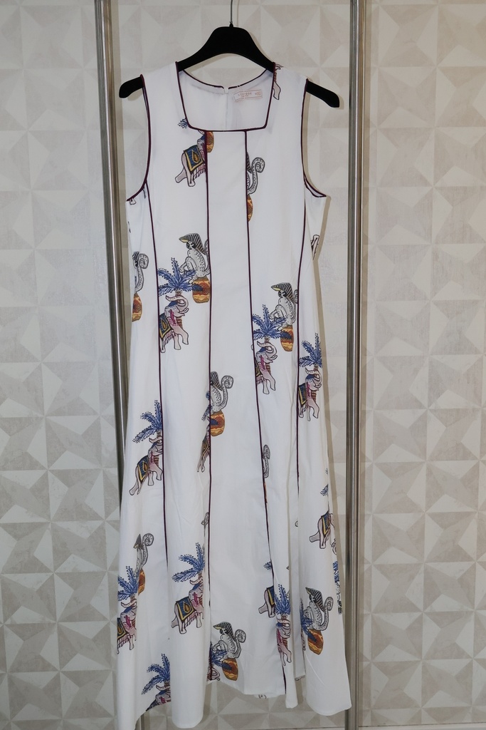 Vestido Branco Sem Mangas com Estampado Exótico