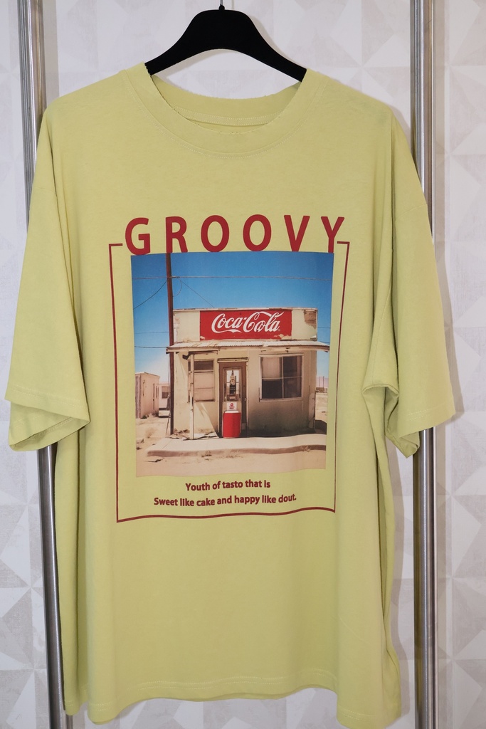 T-shirt Oversized Amarelo Lima com Estampado Vintage "Groovy"