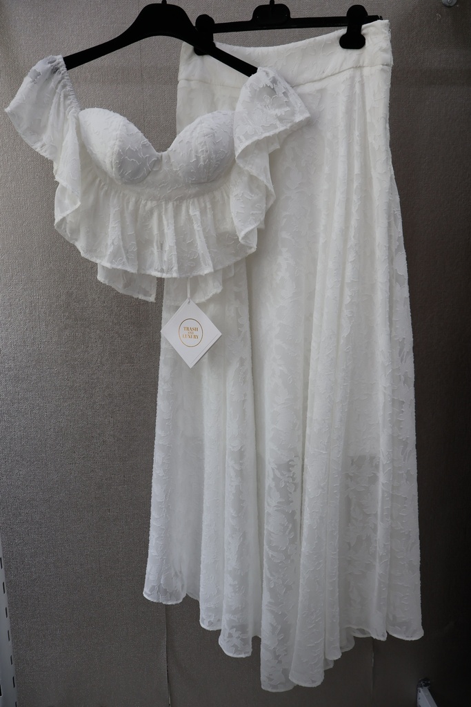 Conjunto Branco de Crop Top Bustier e Saia Longa