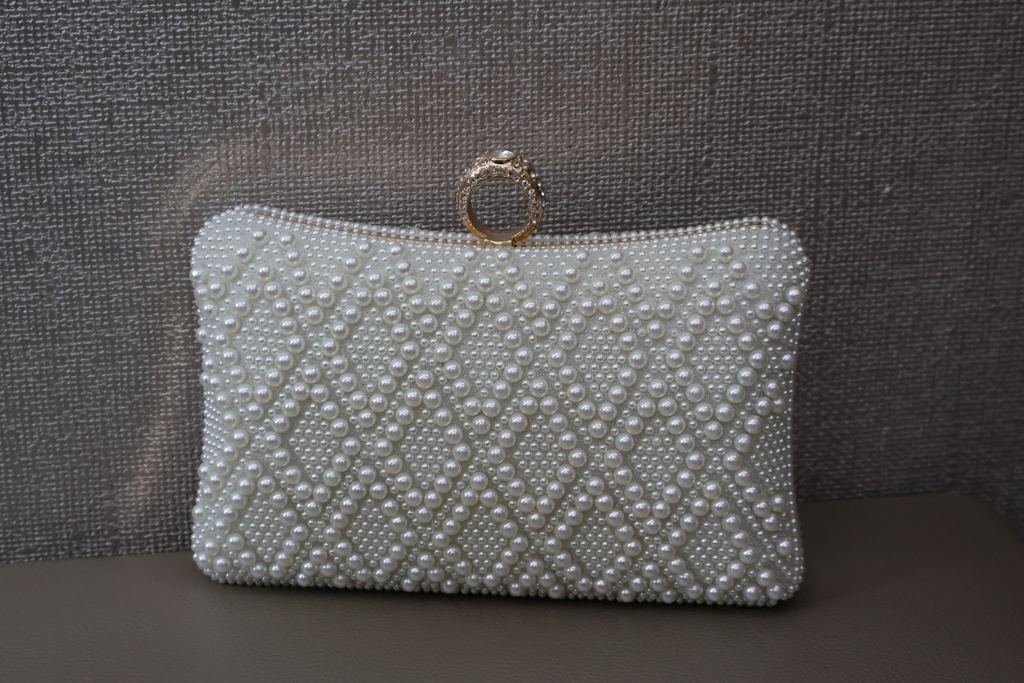 Mala Clutch de Festa Rígida com Pérolas e Fecho Anel de Strass