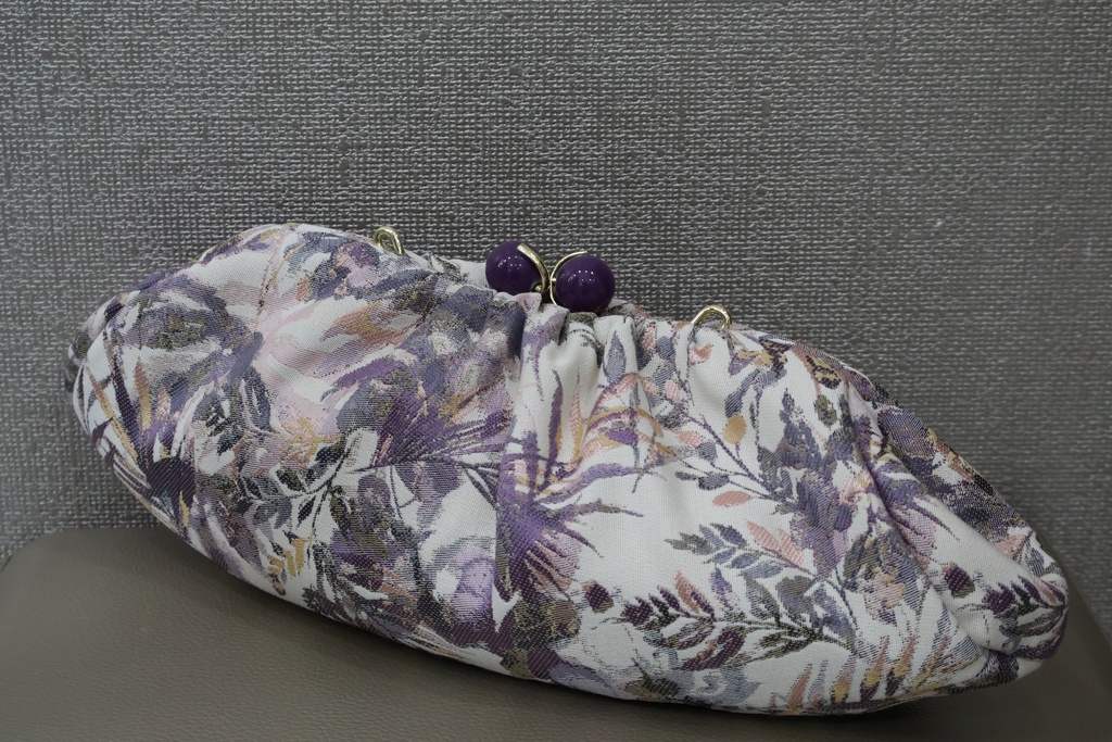 Mala Clutch de Tecido Floral Roxo com Fecho de Esferas Clássico