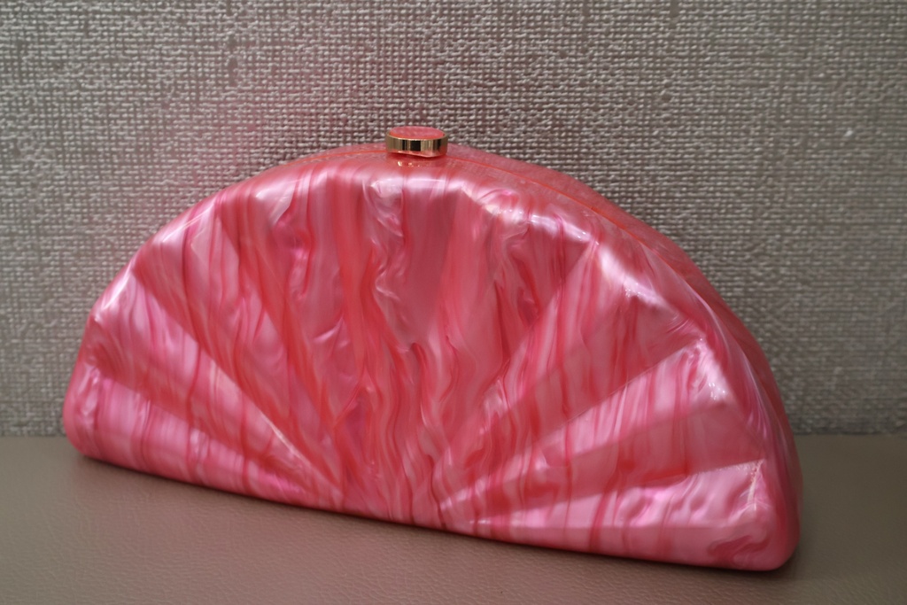 Mala Clutch Acrílica Semicircular Rosa Efeito Madrepérola