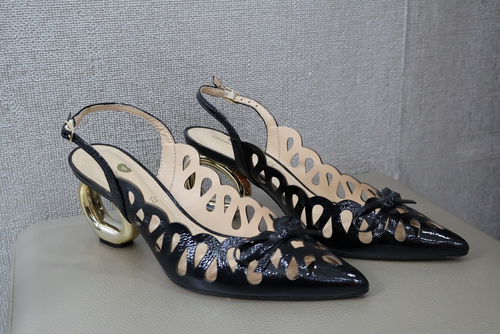 Sapatos Slingback Parodi Pretos com Recortes Vazados e Salto Escultural Dourado