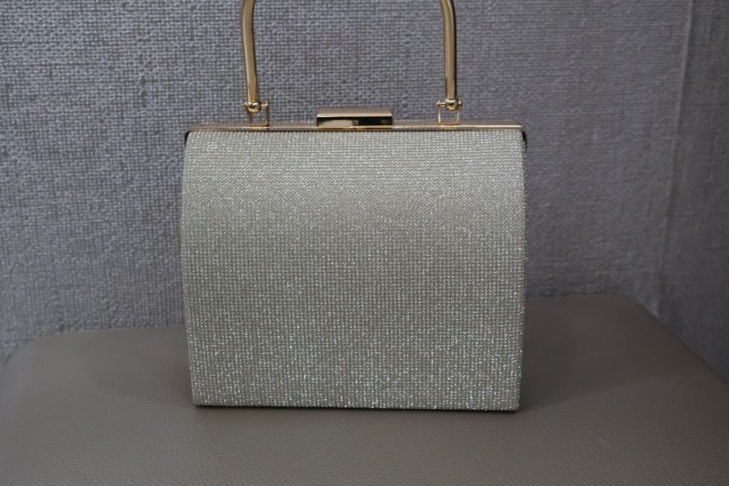 Mala Clutch Rígida Quadrada em Strass Champagne com Alça de Mão Dourada