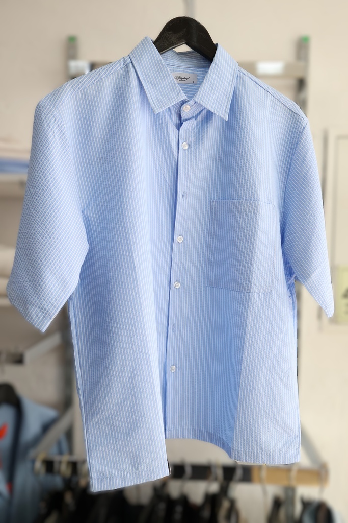 Camisa de Manga Curta às Riscas Azuis e Brancas