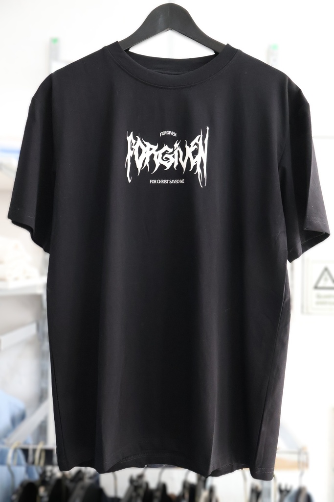 T-Shirt Preta com Estampado Gráfico "Forgiven"