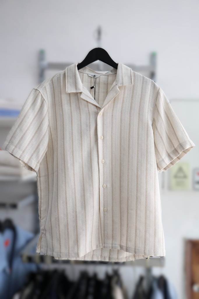 Camisa de Manga Curta Texturizada às Riscas