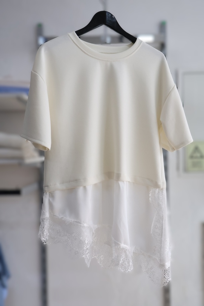 Top Creme com Detalhe Assimétrico em Renda