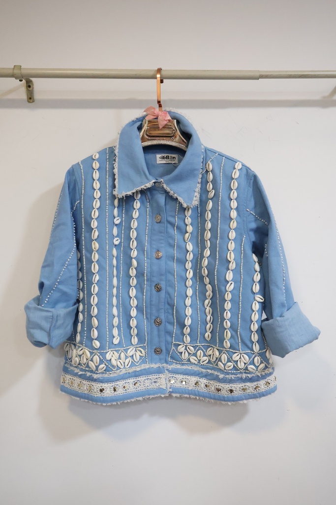 Casaco Artesanal Azul-Celeste com Búzios e Miçangas