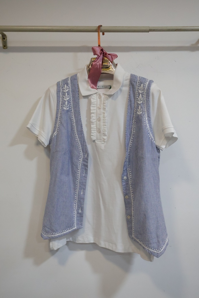 Colete de Riscas Azul e Branco com Bordados Florais