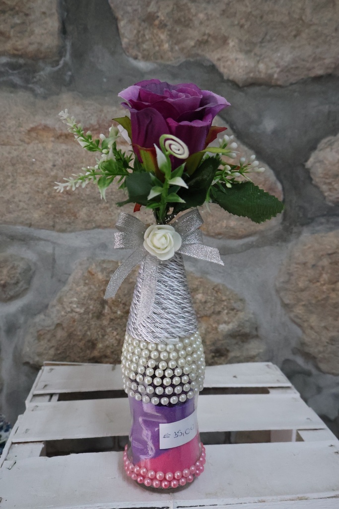 Garrafa Decorativa com Arranjo Floral e Pérolas