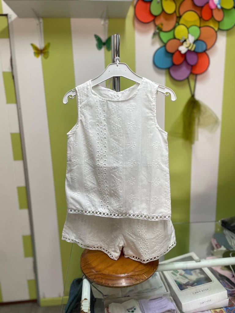 Conjunto Casual Bebé e Criança - Blusa e Calções em Bordado Inglês