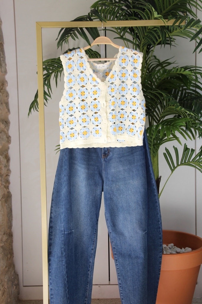 Colete de Crochê com Motivos Florais e Calças de Ganga