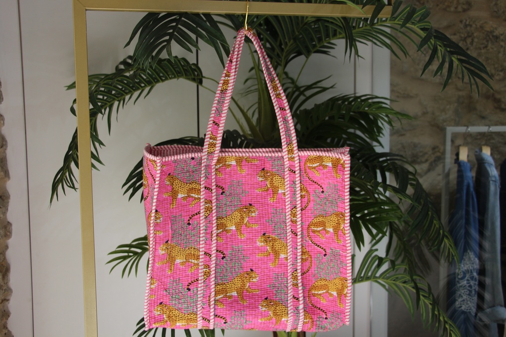 Mala Tote Acolchoada Rosa com Estampado de Leopardos