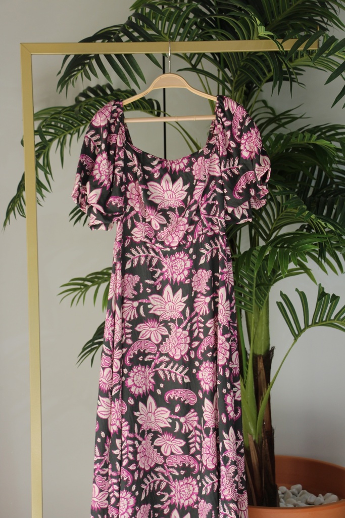Vestido Comprido Escuro com Estampado Floral Rosa