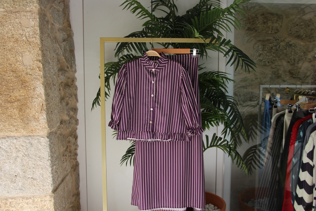 Conjunto Roxo às Riscas com Detalhes de Folhos