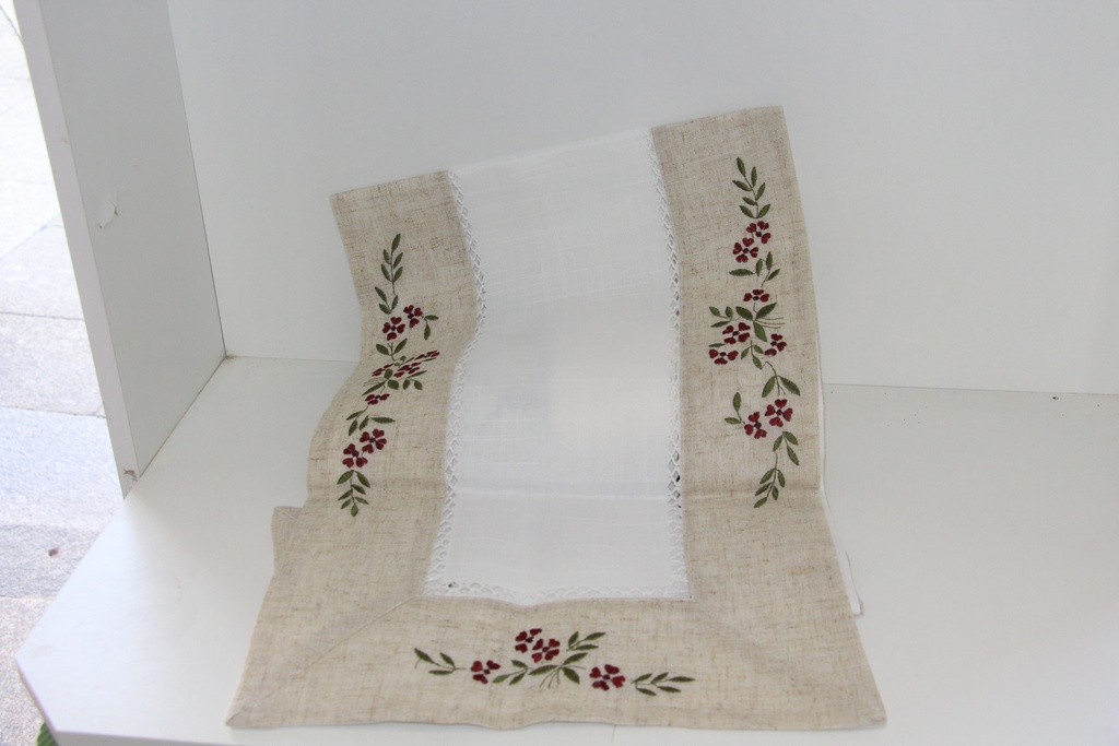 Caminho de Mesa Rústico com Bordado de Flores Vermelhas