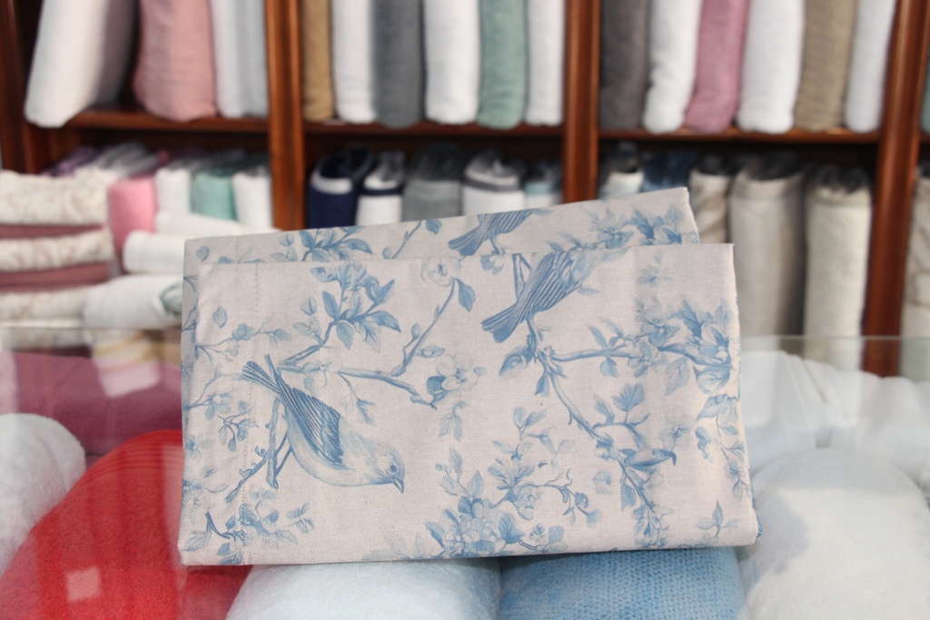 Toalha de Mesa Estampada com Motivos de Pássaros e Flores Azuis