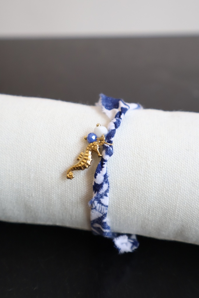 Pulseira de Tecido com Pingente de Cavalo-Marinho