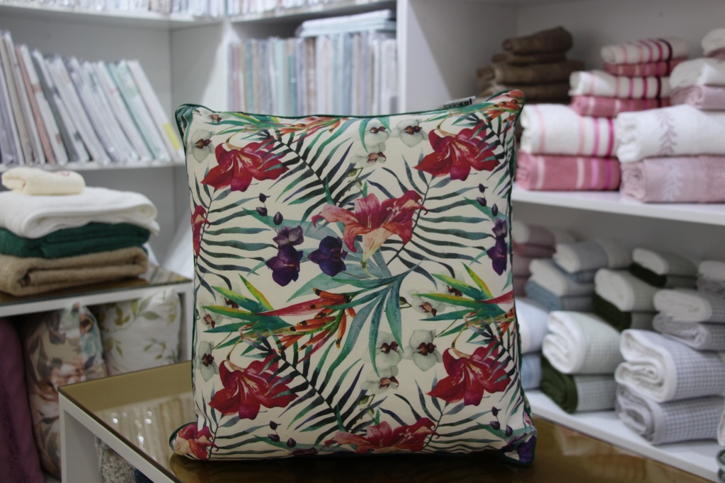 Fronha decorativa creme com padrão floral tropical