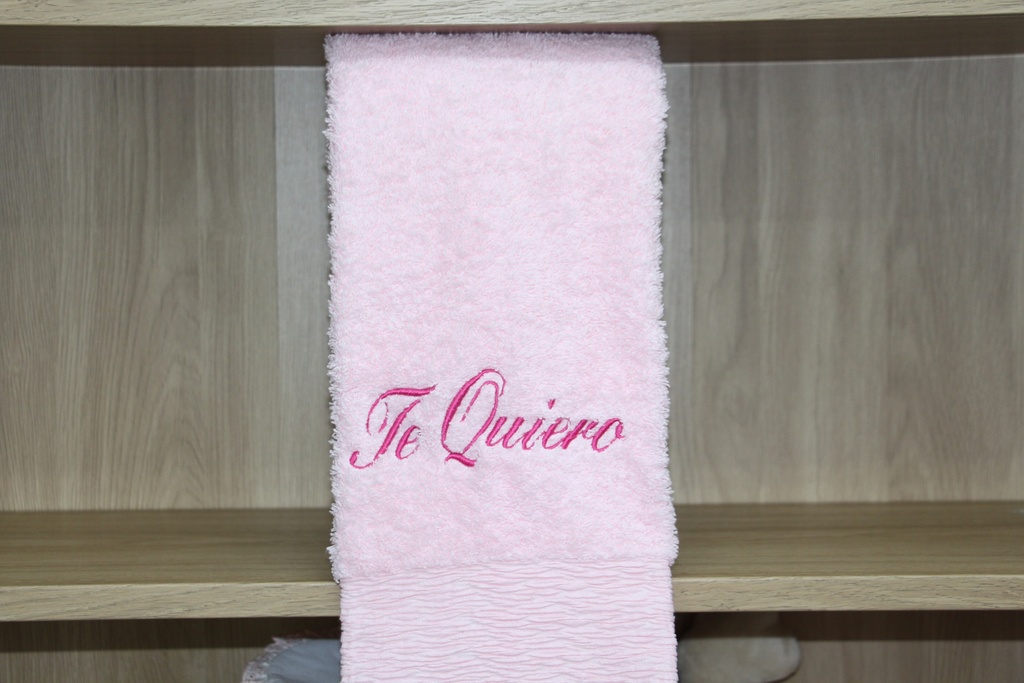 Toalha de Rosto Rosa com Bordado "Te Quiero"