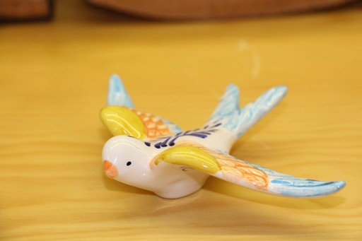 Andorinha Decorativa em Cerâmica – Fundo Branco com Pinceladas em Tons Pastel e Azul