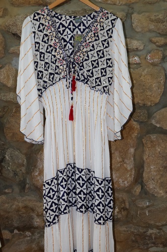 Vestido Étnico com Lantejoulas e Riscas Douradas