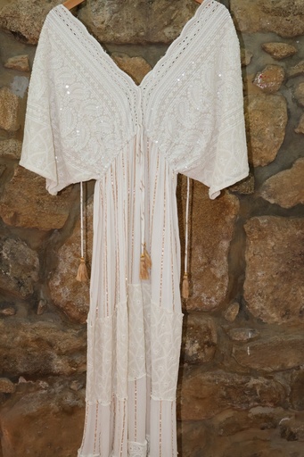 Vestido Étnico com Bordados e Lantejoulas