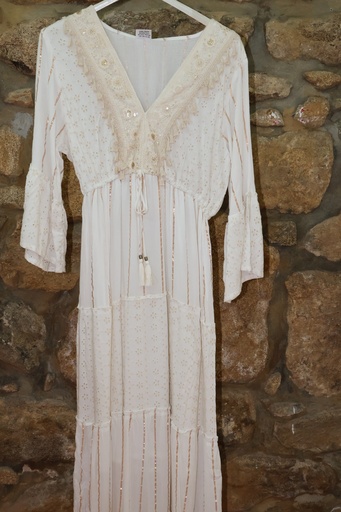 Vestido Boho com Renda e Riscas Douradas