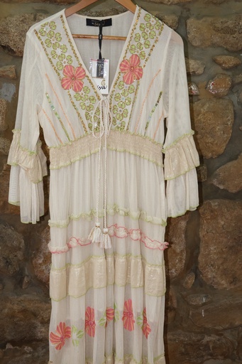 Vestido Boho com Bordados Florais e Lantejoulas