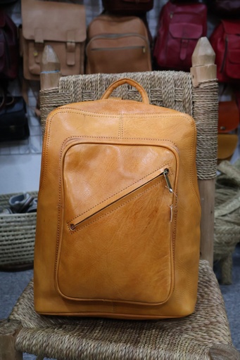 Mochila em Pele Natural com Bolso Frontal