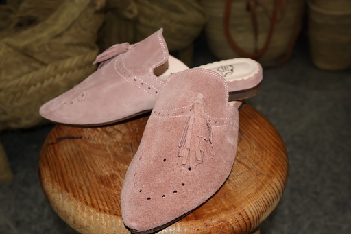 Mules em Camurça Rosa com Missangas e Pipos