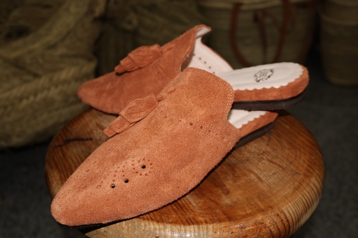Mules em Camurça Camel com Pipos